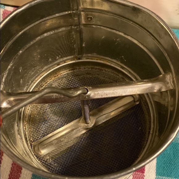 Red and White Retro flour sifter - Picture 2 of 6